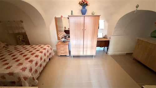 Trullo Con Alcove Con Bagno e Angolo Cottura.Terreno di 4.000 mq.